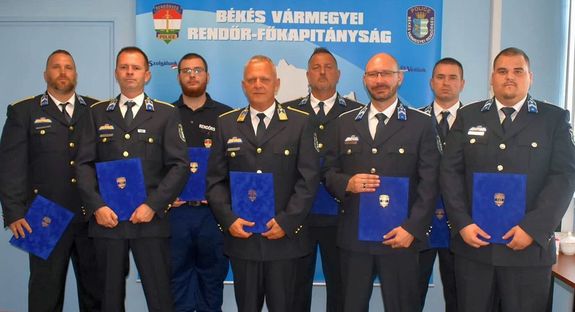 �nneps�gen k�sz�nt�tte t�bb koll�g�j�t j�lius 14-�n, ma, reggel, V�r�s Ferenc r. dand�rt�bornok, a B�k�s V�rmegyei Rend�r-f�kapit�nys�g vezet�je. K�p forr�sa: B�k�s v�rmegyei rend�rs�g Facebook-oldala   