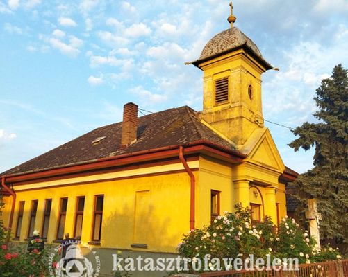 T�z keletkezett tegnap, este, Kisdombegyh�zon, a templomban. K�pek forr�sa: B�k�s V�rmegyei Katasztr�fav�delmi Igazgat�s�g