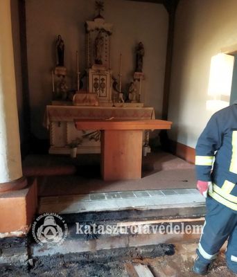 T�z keletkezett tegnap, este, Kisdombegyh�zon, a templomban. K�pek forr�sa: B�k�s V�rmegyei Katasztr�fav�delmi Igazgat�s�g