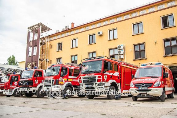 �j igazgat� a B�k�s V�rmegyei Katasztr�fav�delmi Igazgat�s�g �l�n. K�pek az �nnep�lyes �llom�nygy�l�sr�l. K�pek forr�sa: B�k�s V�rmegyei Katasztr�fav�delmi Igazgat�s�g   