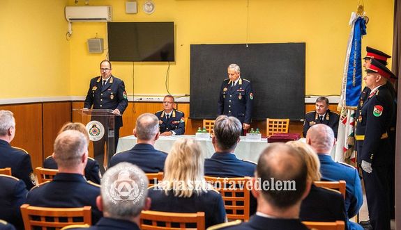�j igazgat� a B�k�s V�rmegyei Katasztr�fav�delmi Igazgat�s�g �l�n. K�pek az �nnep�lyes �llom�nygy�l�sr�l. K�pek forr�sa: B�k�s V�rmegyei Katasztr�fav�delmi Igazgat�s�g   