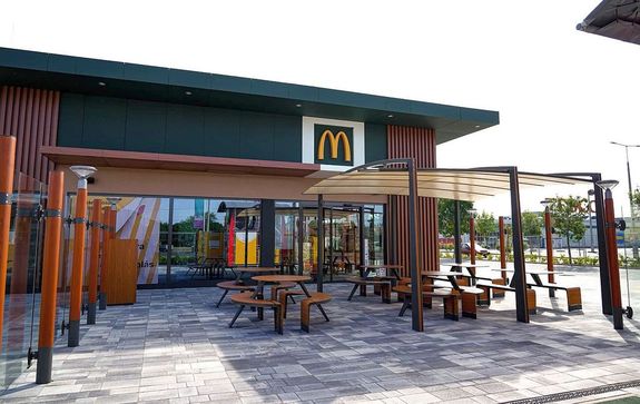 Gyula els� McDonald’s �tterme k�v�l �s bel�l. K�pek forr�sa: dr. G�rg�nyi Ern� polg�rmester Facebook-oldala