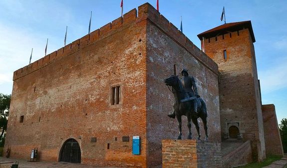 Július 22-én, a nándorfehérvári győzelem 570. évfordulóján, a Gyulai Várban, tisztelegnek a hősök emléke előtt. Kép: csodalatosmagyarorszag.hu Július 22-én, a nándorfehérvári győzelem 570. évfordulóján, a Gyulai Várban, tisztelegnek a hősök emléke előtt. Kép: csodalatosmagyarorszag.hu