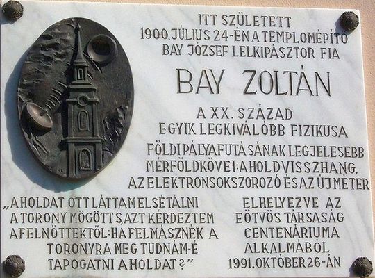 Bay Zolt�n eml�kt�bl�ja Gyulav�riban, a sz�l�h�z�n. K�p forr�sa: K�zt�rk�p