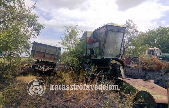  A t�z a sz�llel �tterjedt a szomsz�dos ingatlanra is, ahol mez�gazdas�gi g�peket vesz�lyeztetett. K�p forr�sa: B�k�s V�rmegyei Katasztr�fav�delmi Igazgat�s�g   