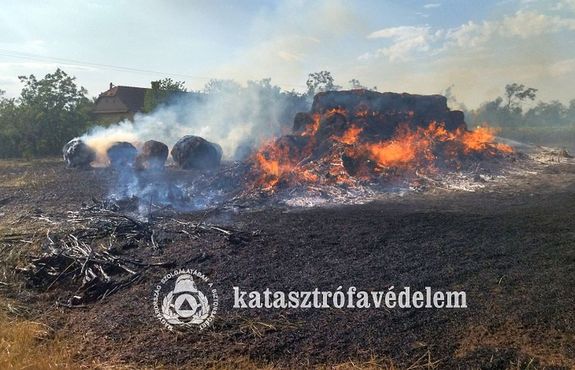 K�rb�l�kb�l �ll� kazal gyulladt ki tegnap, d�lut�n, �rm�nyk�t k�lter�let�n, tanya udvar�n. K�pek forr�sa: B�k�s V�rmegyei Katasztr�fav�delmi Igazgat�s�g