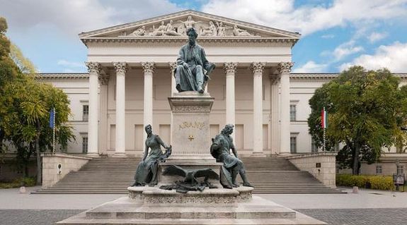 A Magyar Nemzeti M�zeum �p�lete Budapesten, a M�zeum k�r�ton. K�p: Magyar Nemzeti M�zeum