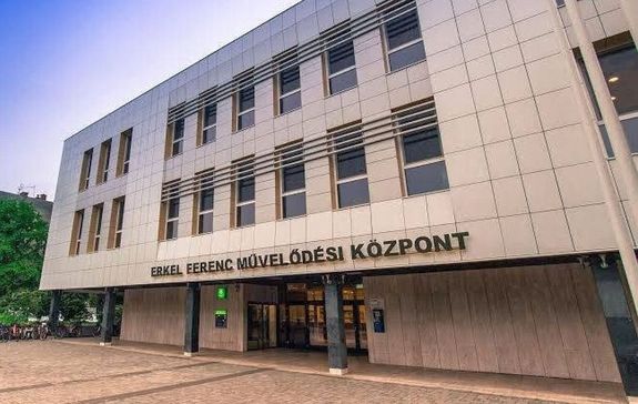 Ma, 19 �r�t�l, az Erkel Ferenc M�vel�d�si K�zpontban j�tszik a sepsiszentgy�rgyi Tam�si �ron Sz�nh�z. K�p forr�sa: visitgyula.com   