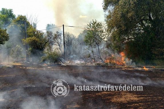 Tarl�t�z vesz�lyeztetett t�bb tany�t Szarvas k�lter�let�n, tegnap d�lut�n. K�p forr�sa: B�k�s V�rmegyei Katasztr�fav�delmi Igazgat�s�g