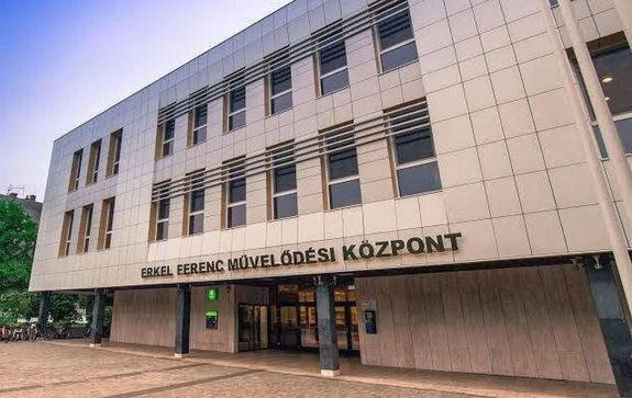  Gyul�n, az Erkel Ferenc M�vel�d�si K�zpontban, ma, 19 �r�t�l, a Gyulai V�rsz�nh�z Erd�lyi Het�n, Radu Afrim H�z a blokkok k�z�tt c�m� dramedyj�t adja el� a Marosv�s�rhelyi Nemzeti Sz�nh�z Tompa Mikl�s T�rsulata. K�p forr�sa: visitgyula.com