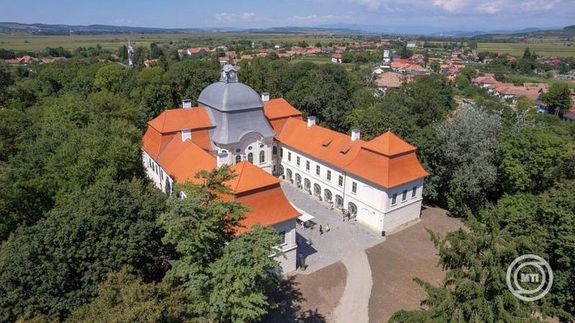 H�rom �vig tart� restaur�l�s ut�n, szombaton, hivatalosan is megny�lt a nagyk�z�ns�g el�tt az erd�lyi, Maros megyei Gernyeszegen, a Teleki-kast�ly. K�pek: MTI / Kiss G�bor   