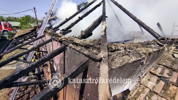  Kigyulladt egy sz�z n�gyzetm�teres mell�k�p�let Kondoroson, szombatom, d�lben. K�pek forr�sa: B�k�s V�rmegyei Katasztr�fav�delmi Igazgat�s�g   