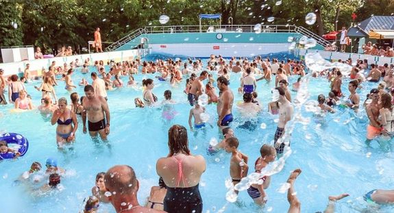  A Gyulai V�rf�rd� hull�mmedenc�j�n�l, augusztus 8-�n, 13.30 �r�ra v�rj�k, a r�sztvev�ket, v�zipisztollyal. K�p a medenc�r�l. K�p forr�sa: varfurdo.hu