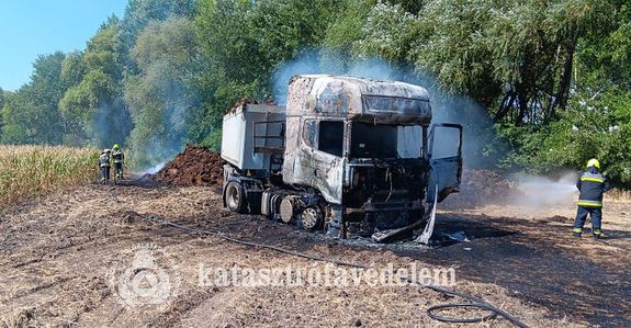  Nyerges vontat� gyulladt ki szerd�n, B�k�s k�lter�let�n, a t�z �terjedt a gabonatarl�ra is. K�p forr�sa: B�k�s V�rmegyei Katasztr�fav�delmi Igazgat�s�g   