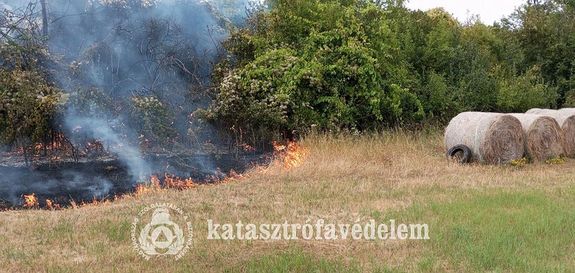 Szalmab�la, sz�raz f� gyulladt ki cs�t�rt�k�n, d�lut�n, Gyula k�lter�let�n, a Bicere tany�kn�l. K�pek forr�sa: B�k�s V�rmegyei Katasztr�fav�delmi Igazgat�s�g   