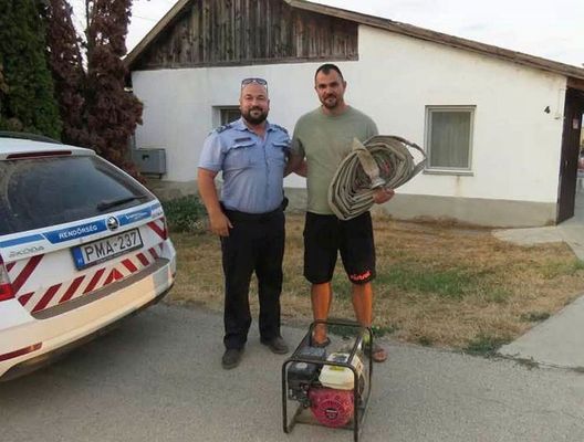 Lakatos �kos r. f�t�rzs�rmester a szivatty� tulajdonos�val. K�p: B�k�s v�rmegyei rend�rs�g Facebook-oldala   