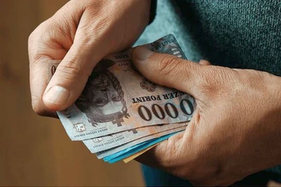 A f�rfi automat�b�l, 400 ezer forintot vett fel, amit a t�sk�j�ba tett. Azonban, az id�sebbik n� onnan kivette, �s �tadta a t�rs�nak, amit a f�rfi nem ellenzett, mivel b�zott abban, hogy a k�lcs�nadott �sszeget visszakapja. A k�p illusztr�ci�. K�p: Shutterstock   