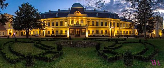 Esti f�nyben a gyulai Alm�sy-kast�ly �s parkja. K�p forr�sa: Wikip�dia
