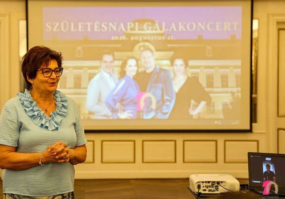 Sz�let�snapi g�lakoncertre k�sz�lnek augusztus 21-�n – jelentette be cs�t�rt�k�n, sajt�t�j�koztat�n, Fekete-Dombi Ildik� �gyvezet� igazgat�. A fell�p� �nekesek online vettek r�szt a sajt�t�j�koztat�n. K�p forr�sa: Gyulai Alm�sy-kast�ly L�togat�k�zpont Facebook-oldala