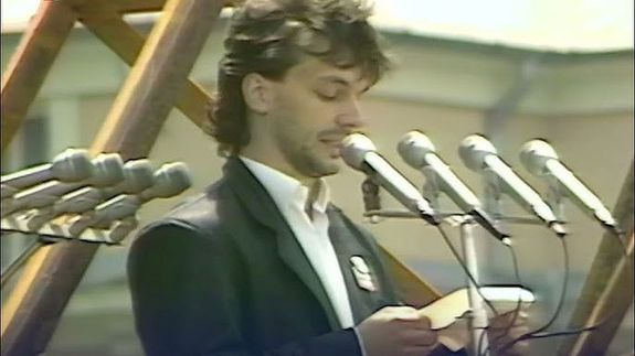 Orb�n Viktor besz�det mond Nagy Imre �jratemet�s�n, 1989. j�nius 16-�n. K�p forr�sa: YouTube