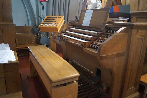 A reykjav�ki sz�kesegyh�z orgon�j�nak f�v�j�t egy horg�sz-damillal jav�totta meg Sipos Istv�n. hangszert 1950-ben �p�tette egy nyugati c�g, a Th. Frobenius & Co. (Forr�s: Sipos Istv�n-arch�vum)