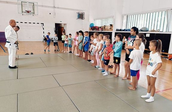 K�pek a doboz-szanazugi ny�ri t�borb�l. K�pek: B�k�s V�rmegyei Rend�r-f�kapit�nys�g