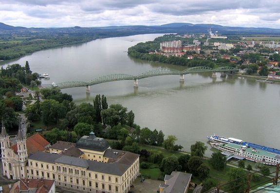 A P�rk�nyt �s Esztergomot �sszek�t� M�ria Val�ria h�d. K�p: wikipedia.org
