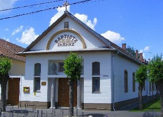 A Gyulai Baptista Gy�lekezet Munk�csy Mih�ly utcai �p�let�ben, tanszeradom�nyt adtak �t a Gyulai Szoci�lis Szolg�ltat� K�zpont �s a Baptista Tev�keny Szeretet Misszi� Alap�tv�ny szervez�s�ben. K�p forr�sa: Magyarorsz�gi Baptista Egyh�z   