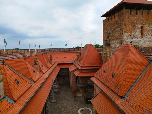  A Gyulai V�rban, az udvaron fel�ll�tott sz�npad �s n�z�t�r elbont�s�t is megkezdik, ami miatt a h�tf�n est�re oda hirdetett, gyertyaf�nyes t�rlatvezet�s is elmarad. K�p: CsodalatosMagyarorszag.hu