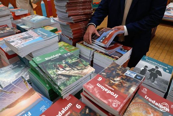 A tanszercsomagok �sszet�tel�t k�l�n munkacsoport �ll�totta �ssze, hogy minden �ltal�nos iskol�s a kor�nak �s az iskolai �vfolyam�nak megfelel� tanszereket kaphassa meg. K�p: MTI / Kocsis Zolt�n
