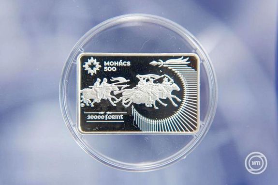 A moh�csi csata �tsz�zadik �vfordul�ja alkalm�b�l, a Magyar Nemzeti Bank (MNB) harmincezer forint n�v�rt�k� ez�st eml�k�rme kibocs�t�s�n, Moh�cson, 2026. augusztus 28-�n. K�p: MTI / Kacs�r Tam�s