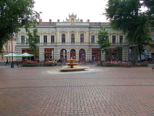 A b�k�scsabai Szent Istv�n t�r r�szlete. K�p: Wikimedia Commons