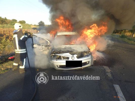 Teljes terjedelm�ben �gett egy szem�lyaut� tegnap, este, a Gyomaendr�d �s Cs�rdasz�ll�s k�z�tti �ton. B�k�s V�rmegyei Katasztr�fav�delmi Igazgat�s�g