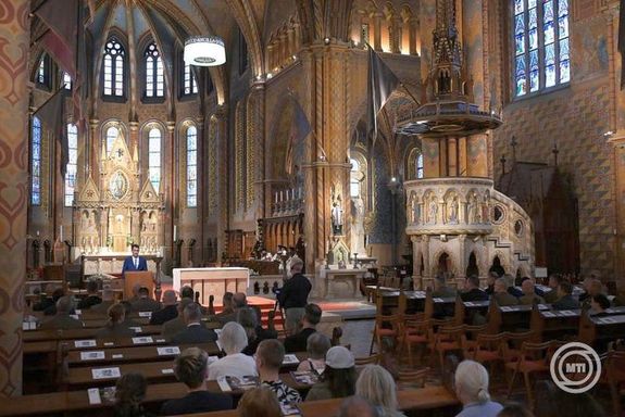 H�laad� szentmise Budapesten, a M�ty�s Templomban, szeptember 2-�n, annak eml�k�re, hogy a Lotharingiai K�roly vezette 65 ezres sz�vets�ges sereg mintegy h�rom h�nap harc ut�n, 1686. szeptember 2-�n, csaknem 150 �v h�dolts�g ut�n foglalta vissza a Budai V�rat az oszm�n seregekt�l. K�pek: MTI / Purger Tam�s