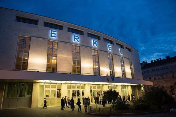  Az Erkel Sz�nh�z �p�lete Budapesten, a VIII. ker�leti II. J�nos P�l p�pa t�ren. K�p: www.kitervezte.hu