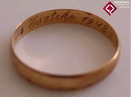 S�lys�p hat�r�ban, 2020-ban, h�rom, a m�sodik vil�gh�bor�ban h�si hal�lt halt magyar katona maradv�nyait tal�lt�k meg. Egyik�kn�l arany karikagy�r� ker�lt el�, benne a felirattal:,,Esztike 1942