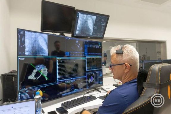 Szili-T�r�k Tam�s, a Szegedi Tudom�nyegyetem kardiol�giai centrum�nak igazgat�ja m�gneses kat�ternavig�ci�val m�k�d� elektrofiziol�giai sz�vkat�teres beavatkoz�st v�gez t�vir�ny�t�ssal, a Szegedi Tudom�nyegyetem szakmai workshopj�n, szeptember 8-�n. K�p: MTI / Rosta Tibor