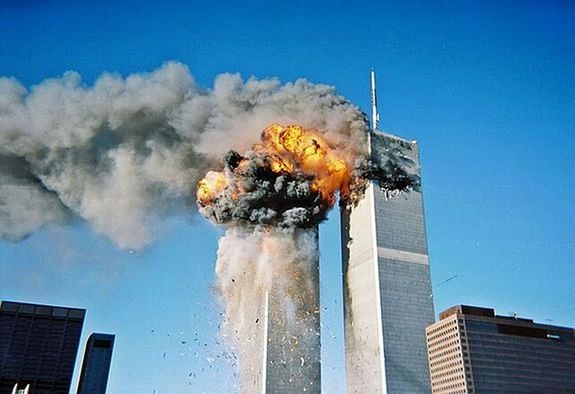 A New York-i Vil�gkereskedelmi K�zpont ikertornyaiba egy-egy rep�l�g�p csap�dott be 2001. szeptember 11-�n. K�p forr�sa: Simple English Wikipedia