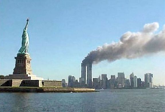 A l�ngol� World Trade Center, a Szabads�g-szoborral. K�p: National Service Park. K�p forr�sa: Wikip�dia   