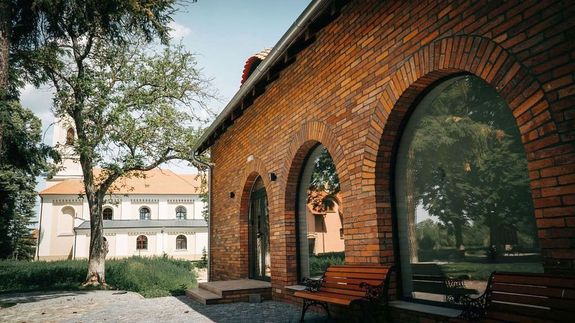 A fel�j�tott templom �s zar�ndokk�zpont a Bihar megyei Szentjobbon. K�pek: Nagyv�radi R�mai Katolikus Egyh�zmegye Facebook-oldala/ kronika.ro   