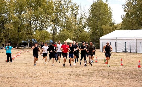 Kegyelettel �s fizikai er�pr�b�val eml�keztek a b�k�si Szab� S�ndor Free Fight Gym SE kor�bbi edz�j�re, a tragikus k�r�lm�nyek k�z�tt elhunyt kor�bbi �k�lv�v� �s kick-box edz� Szab� S�ndorra, B�k�s-D�nfokon. K�pek forr�sa: Szerz�