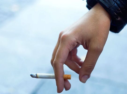  A bucsai apa a 13 �ves l�ny�nak rendszeresen alkoholt �s cigarett�t adott. A k�p illusztr�ci�. K�p: LaSexta      