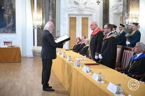  Krasznahorkai L�szl� Nobel-d�jas �r� �tveszi a Doctor Honoris Causa c�met az E�tv�s Lor�nd Tudom�nyegyetem szen�tus�nak d�szdoktoravat� �nnepi k�zgy�l�s�n, Budapesten 2026. szeptember 18-�n. Jobbr�l Dar�zs L�n�rd rektor �s Bartus D�vid egyetemi docens, a kit�ntet�si bizotts�g eln�ke. K�p: MTI / Balogh Zolt�n