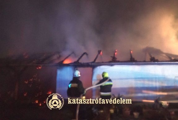 Teljes terjedelm�ben �gett a csal�di h�z �s a hozz� tartoz�, k�l�n�ll� gar�zs Geszten, a J�zsef Attila utc�ban. K�pek forr�sa: B�k�s V�rmegyei Katasztr�fav�delmi Igazgat�s�g