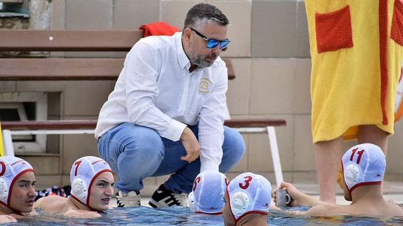 Fodor �d�m vezet�edz� eligaz�t�st tart az el�z� bajnoks�g finis�ben a csabai ifj�s�gi csapatnak a most is egyik legnagyobb riv�lis, a kecskem�tiek elleni csata sz�net�ben. K�p: Such Tam�s
