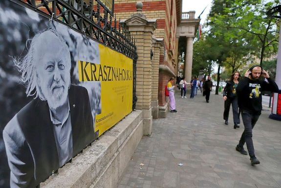 AZ ELTE Krasznahorkai-�nnepet tartott, melynek keret�ben, cs�t�rt�k�n, �tadt�k a Krasznahorkai-olvas�teret a B�lcs�sztudom�nyi Kar k�nyvt�ra k�zponti olvas�term�ben. K�pek: elte.hu   
