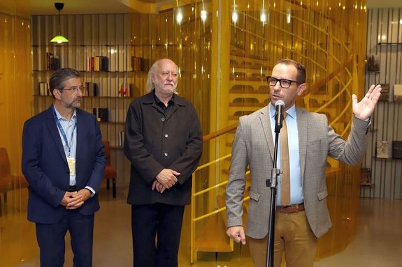 AZ ELTE Krasznahorkai-�nnepet tartott, melynek keret�ben, cs�t�rt�k�n, �tadt�k a Krasznahorkai-olvas�teret a B�lcs�sztudom�nyi Kar k�nyvt�ra k�zponti olvas�term�ben. K�pek: elte.hu   