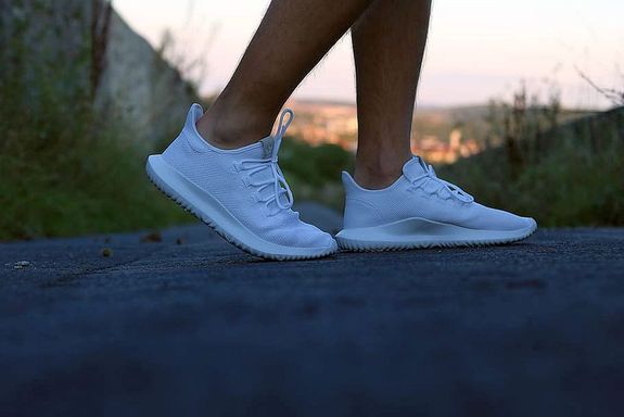 Az iskolai felszerel�seken, pap�r-�r�szeren k�v�l, t�bbek k�z�tt, ruh�zati cikkekre, vitaminokra, gy�gy�szati seg�deszk�z�kre, digit�lis �s m�szaki cikkekre, fejleszt�j�t�kokra is ford�that� a t�mogat�s. A k�p illusztr�ci�. K�p: Wallpaper Flare   