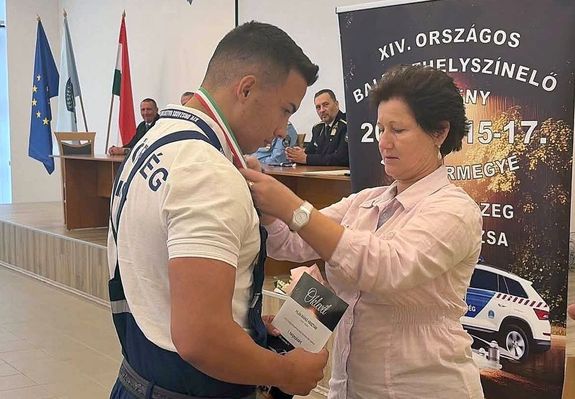 Az orsz�gos baleset-helysz�nel� versenyen, Pil�n M�rk� els� helyet szerzett a szakmai elm�leti teszten. K�p forr�sa: B�k�s v�rmegyei rend�rs�g Facebook-oldala