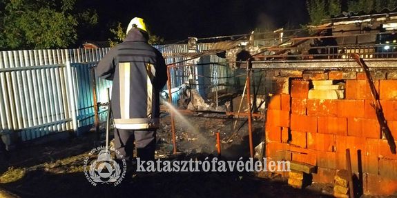 F�t�l�mpa miatt gyulladt ki egy mell�k�p�let szombaton, �jjel, Battony�n. K�p forr�sa: B�k�s V�rmegyei Katasztr�fav�delmi Igazgat�s�g